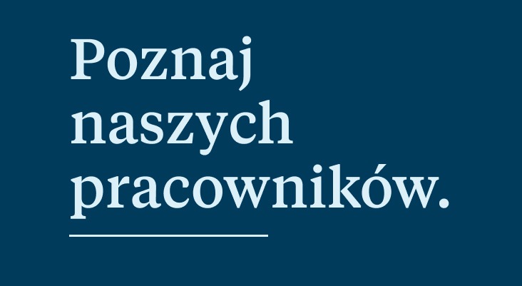 Ciemnoniebieskie tło z białym tekstem, który brzmi „Poznaj naszych pracowników.” po polsku, co oznacza „Poznaj naszych pracowników.” po angielsku. Idealne do przedstawienia zespołu stojącego za naszą Firmą sprzątającą.