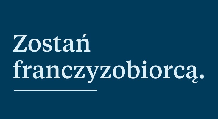 Ciemnoniebieskie tło z białym tekstem po polsku, który brzmi: „Zostań franczyzobiorcą”. Podkreślony tekst na dole. Idealne do promowania Twojej Firmy sprzątającej w Warszawie.