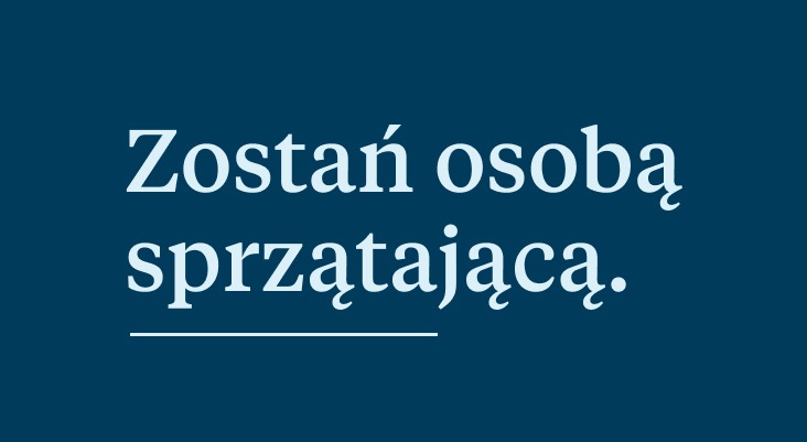 Biały tekst na jednolitym ciemnoniebieskim tle wyświetla polską frazę „Zostań osobą sprzątającą”, co po angielsku oznacza „Zostań sprzątaczką”. Pod tekstem znajduje się białe podkreślenie. Idealne dla osób zainteresowanych dołączeniem do firmy sprzątającej lub poszukujących możliwości pracy w biurze.