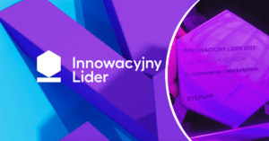 Zbliżenie na fioletowo-niebieską tablicę z nagrodą z napisem „Innowacyjny Lider” oraz „Laureat Innowacyjnego Lidera 2023 w kategorii E-commerce / Marketplace” wraz z napisem „STEPAPP”. Obraz charakteryzuje się kolorowym, geometrycznym tłem, przywołującym na myśl precyzję sprzątania mieszkań.