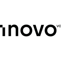 Logo Inovo VC, przedstawiające nazwę „inovo” w małych czarnych literach z „vc” umieszczonym w indeksie górnym po prawej stronie. Projekt jest czysty i minimalistyczny na białym tle, zbliżony do prostoty pożądanej w usługach profesjonalnych, takich jak baza biuro.