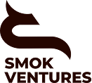 Logo Smok Ventures przedstawiające stylizowany, abstrakcyjny kształt dymu tworzący literę „S” nad tekstem „SMOK VENTURES” w pogrubionych, ciemnych literach. Elegancki projekt odzwierciedla innowacyjnego ducha firmy.